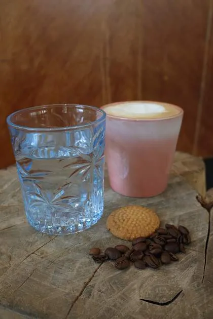 Koffie en water in de salon